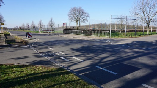 Querung der Stommelner Straße am Sportplatz