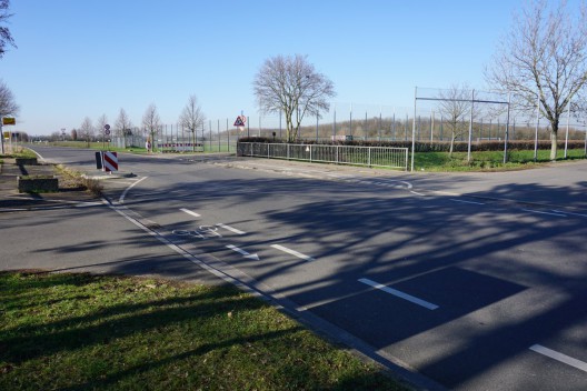 Ortsausgang Richtung Stommeln, im Hintergrund der Jugendrasenplatz