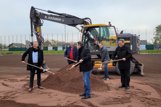 Erster Spatenstich mit Bürgermeister Frank Keppeler (Mitte) und Ortsvorsteher Josef Klaes (rechts)