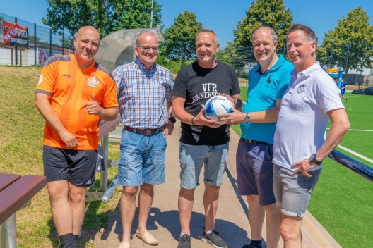 Der CDU-Vorsitzende Dirk Lüpschen (2.v.r.), sein Stellvertreter Marc Saturra (2.v.l.) und Ratsmitglied Mark Kuijpers (r.) überreichen die Ballspende an den Vorsitzenden des VfR Sinnersdorf, Detlef Brabender (Foto: Artur Mittelstedt)