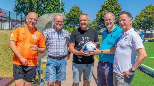 Der CDU-Vorsitzende Dirk Lüpschen (2.v.r.), sein Stellvertreter Marc Saturra (2.v.l.) und Ratsmitglied Mark Kuijpers (r.) überreichen die Ballspende an den Vorsitzenden des VfR Sinnersdorf, Detlef Brabender (Foto: Artur Mittelstedt)