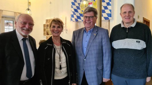 CDU-Ratsmitglied Anita Schüler und Ortsverbandsvorsitzender Dirk Lüpschen (r.) gratulieren Dr. Clemens Hennes (l.) und Josef Klaes