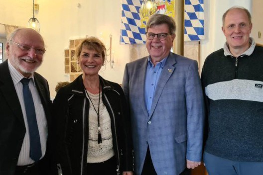 CDU-Ratsmitglied Anita Schüler und Ortsverbandsvorsitzender Dirk Lüpschen (r.) gratulieren Dr. Clemens Hennes (l.) und Josef Klaes