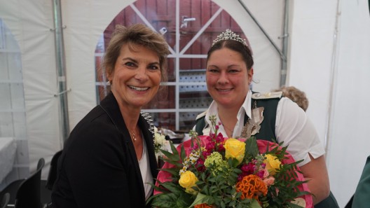 Ratsmitglied Anita Schüler gratuliert Schützenkönig Tanja Deinert