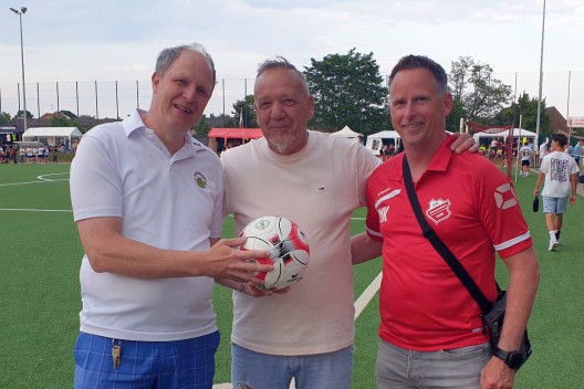 CDU-Vorsitzender Dirk Lüpschen (l.) und Ratsmitglied Mark Kuijpers (r.) bei der Übergabe einer Ballspende an den Vorsitzenden des VfR Sinnersdorf, Detlef Brabender