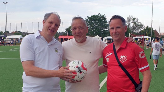 CDU-Vorsitzender Dirk Lüpschen (l.) und Ratsmitglied Mark Kuijpers (r.) bei der Übergabe einer Ballspende an den Vorsitzenden des VfR Sinnersdorf, Detlef Brabender