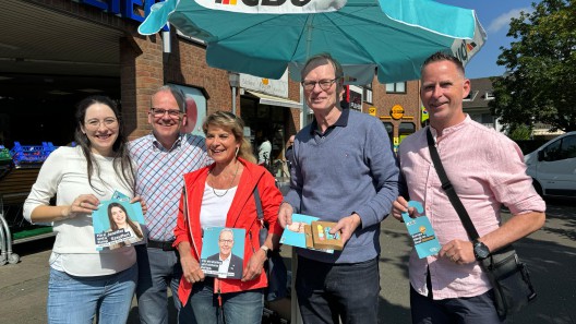 Romina Plonsker (links) am Wahlkampfstand der CDU Sinnersdorf