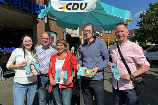 Romina Plonsker (links) am Wahlkampfstand der CDU Sinnersdorf