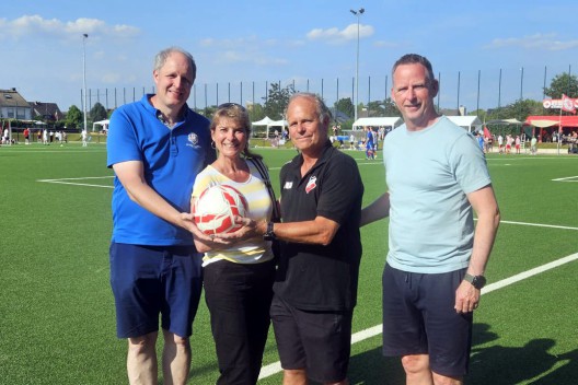 Dirk Lüpschen, Anita Schüler und Mark Kuijpers überreichen dem Geschäftsführer des VfR Sinnersdorf, Manni Mrosek (3.v.l.), einen Spielball Dirk Lüpschen, Anita Schüler und Mark Kuijpers überreichen dem Geschäftsführer des VfR Sinnersdorf, Manni Mrosek (3.v.l.), einen Spielball