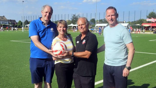 Dirk Lüpschen, Anita Schüler und Mark Kuijpers überreichen dem Geschäftsführer des VfR Sinnersdorf, Manni Mrosek (3.v.l.), einen Spielball
