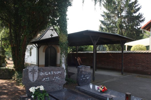 alter-friedhof-sinnersdorf-trauerhalle