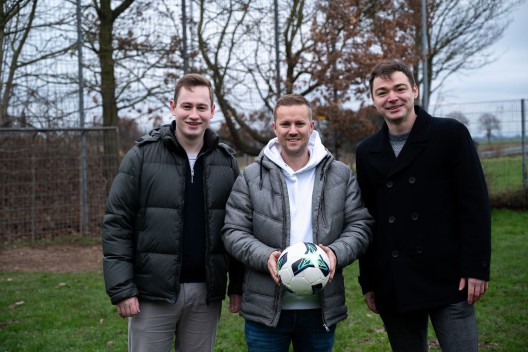 Gereon Gödderz (CDU), Patrick Ochlast (SPD) und Tim Ingenhaag (CDU) auf dem Bolzplatz in Dansweiler (v. l. n. r.). Copyright Jenny Ingenhaag