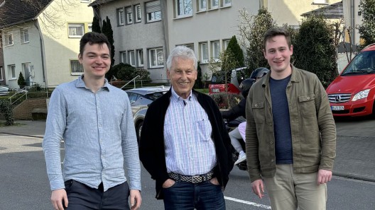 Tim Ingenhaag, Manfred Michatz und Gereon Gödderz (von links) in der Glessener Straße