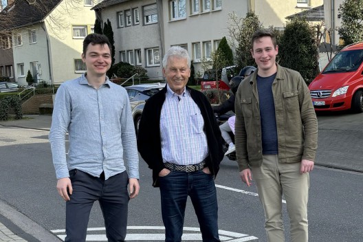 Tim Ingenhaag, Manfred Michatz und Gereon Gödderz (von links) in der Glessener Straße