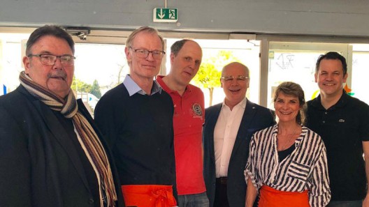 Zu Besuch beim Kindertrödelmarkt der CDU Sinnersdorf: Bürgermeister Frank Keppeler (r.), Bundestagsabgeordneter Dr. Georg Kippels (3. v. r.) und CDU-Partei- und Fraktionsvorsitzender Werner Theisen (l.)