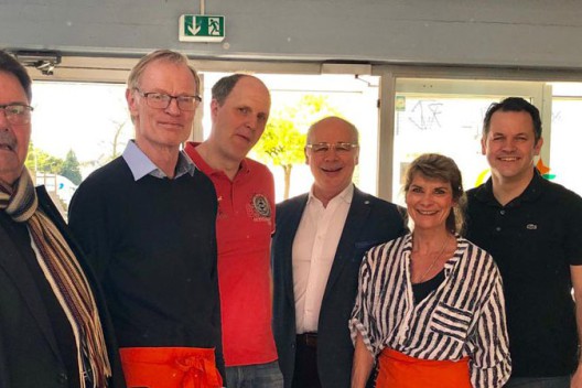 Zu Besuch beim Kindertrödelmarkt der CDU Sinnersdorf: Bürgermeister Frank Keppeler (r.), Bundestagsabgeordneter Dr. Georg Kippels (3. v. r.) und CDU-Partei- und Fraktionsvorsitzender Werner Theisen (l.)