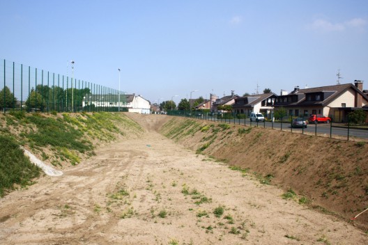 Das Regenrückhaltebecken an der Stommelner Straße nach der Erweiterung 2014