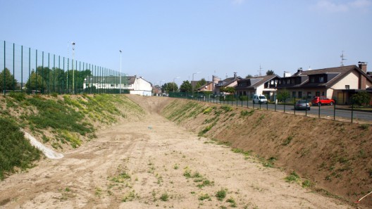 Das Regenrückhaltebecken an der Stommelner Straße nach der Erweiterung 2014